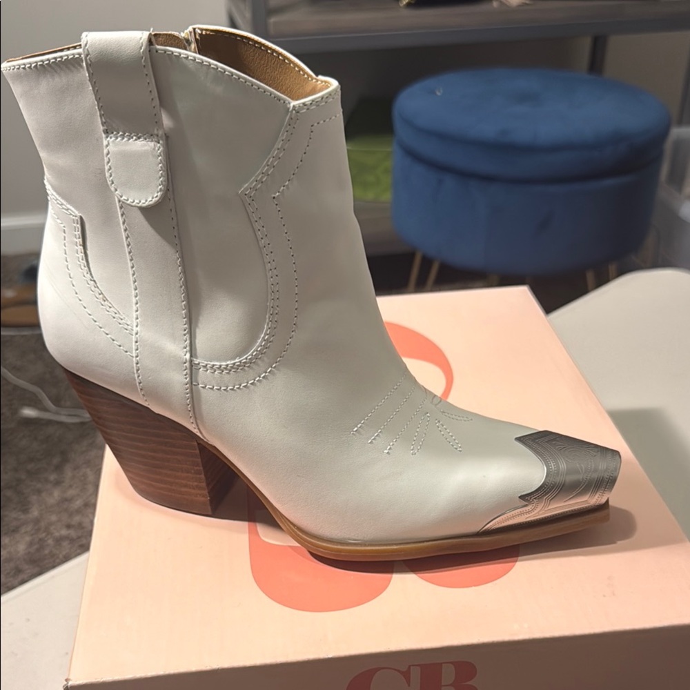 Gianni Bini White Leather Western Ankle Boots with Silver Toe
